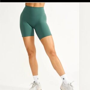 Buffbunny aggressive scrunch short 7”